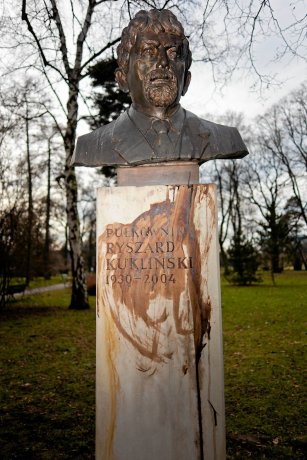 Kraków: Pomnik agenta CIA znów dojechany