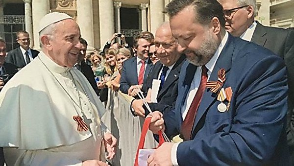 Watykan: Papież ze wstążką św. Jerzego