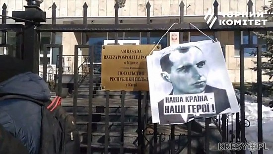 Ukraina: Portret Bandery na polskiej ambasadzie, PiS bagatelizuje sprawę